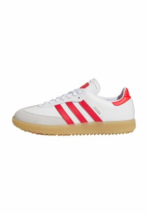 Weißer Adidas Samba Sneaker mit roten Streifen, Gummisohle und weißen Schnürsenkeln, seitlich auf weißem Hintergrund gezeigt.