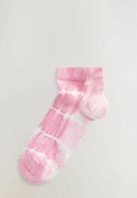 Bomuldsankelsokker i gradient pink med hvidt tie-dye mønster. Har en ribbet manchet og rund tådesign for komfort.