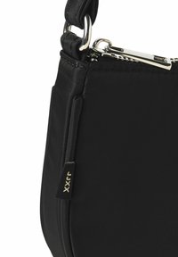 Zwarte nylon tas met een gladde textuur. Voorzien van een zilveren rits en metalen hardware, samen met een zijlabel met de tekst "xxxr." Compact en functioneel.