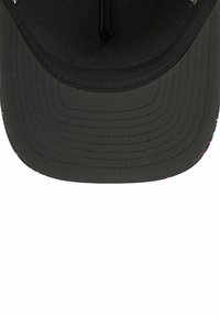 Casquette noire avec un visière courbée, présentant un dessous à motifs colorés. L'intérieur a une texture lisse avec des détails de couture visibles.
