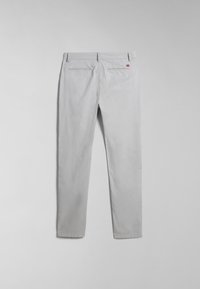 Chinos de color gris claro con una textura suave, diseño de pierna recta, presillas para cinturón y dos bolsillos traseros con un discreto detalle del logo en rojo.