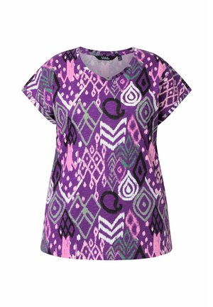 Paarse blouse met korte mouwen met roze, groene, witte en zwarte abstracte geometrische patronen en een ronde halslijn.