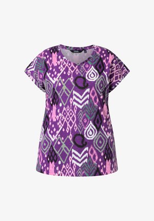 Fioletowa bluzka z krótkim rękawem z różowymi, zielonymi, białymi i czarnymi abstrakcyjnymi geometrycznymi wzorami oraz okrągłym dekoltem.