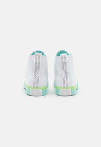 Białe trampki typu high-top z turkusowymi akcentami i miętowozielonymi podeszwami, z teksturowanym panelem z tyłu i brandingiem Converse.