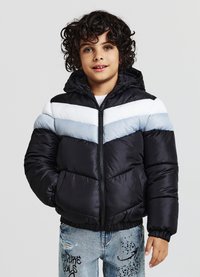 Doudoune noire avec capuche, présentant des rayures horizontales blanches et bleu clair. Surface texturée et poignets élastiques avec une coupe ajustée.