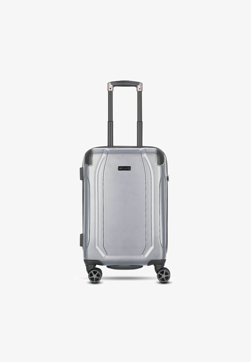 Maleta de mano dura plateada con una superficie texturizada, ruedas dobles y un mango extensible. Líneas de diseño notables en el cuerpo.