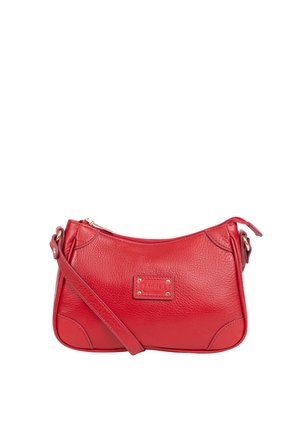 Petit sac à épaule en cuir rouge avec sangle réglable et fermeture éclair sur le dessus, avec un patch de marque sur le devant.
