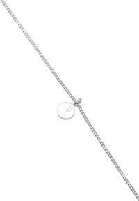 Sølv kædedesign med en rund vedhæng, der har en poleret overflade og graverede mærker. Kæden har et snoet design og synlig lås.