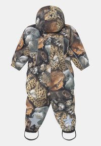 Zimowy kombinezon w zwierzęce wzory, z mieszanką futrzanych tekstur w odcieniach brązu, szarości i kremu. Zawiera akcenty w kształcie szarych gwiazdek.