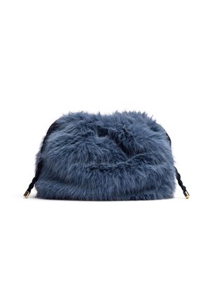 Borsetta realizzata in peluche, di un profondo blu sintetico con un accento in corda nera intrecciata e dettagli in oro. Superficie morbida e testurizzata con forma arrotondata.
