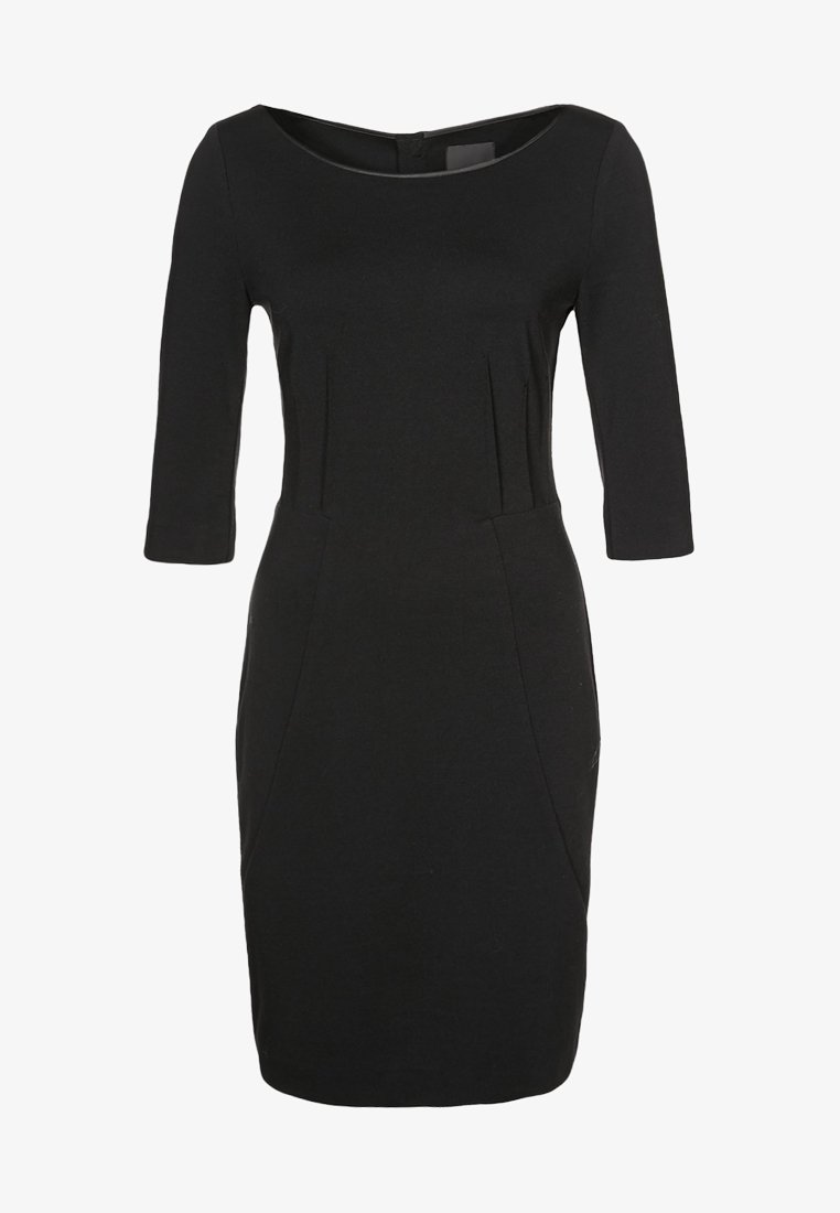 Robe noire longueur genou avec manches trois-quarts et encolure ronde, avec des détails subtils de coutures à l'avant.