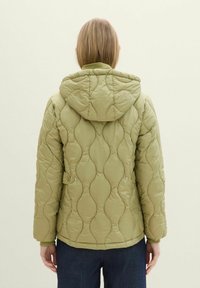 Gepolsterte olivgrüne Jacke mit Kapuze, ausgestattet mit gesteppten Wellenmustern, Druckknopfverschlüssen und gerippten Bündchen für zusätzliche Wärme.