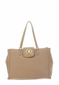 Sac à main en cuir beige à texture lisse, avec deux bandoulières, un médaillon logo doré sur le devant, et une fermeture à rabat.