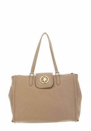 Sac à main en cuir beige à texture lisse, avec deux bandoulières, un médaillon logo doré sur le devant, et une fermeture à rabat.