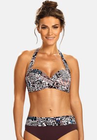 Bikini z wzorzystym topem na halter ze stonowanym brązowym tłem, kolorowymi geometrycznymi wzorami oraz dopasowanymi majtkami z akcentującą taśmą.