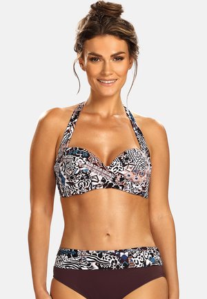 Bikini z wzorzystym topem na halter ze stonowanym brązowym tłem, kolorowymi geometrycznymi wzorami oraz dopasowanymi majtkami z akcentującą taśmą.