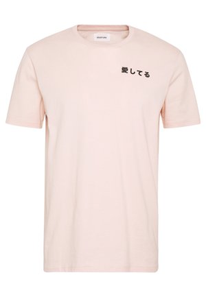 T-shirt rose clair à manches courtes avec col rond et petit texte japonais noir sur le haut du côté gauche de la poitrine, avec étiquette de marque "YOURTURN" à l'intérieur du col.
