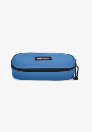 Blaue Stofffedertasche mit einem Reißverschluss und schwarzen Akzenten. Verfügt über eine rechteckige Form und ein kleines schwarzes Logo-Label.