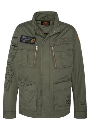 Chaqueta militar de color verde oliva, mezcla de algodón, con múltiples bolsillos frontales, aberturas con cremallera y parches impresos con texto y gráficos.