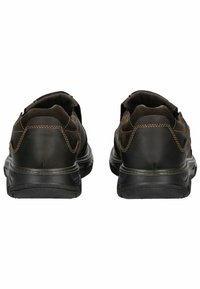 Braune Lederschuhe mit glatter Oberfläche, kontrastierenden Nähten und einer strukturierten schwarzen Gummisohle. Die Rückansicht zeigt ein gepolstertes Innenleben.