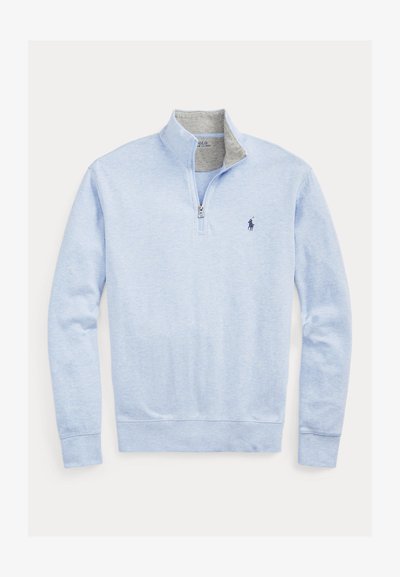 Svetlo modra pulover z dolgimi rokavi s četrtinsko zadrgo, stoječi ovratnik in majhen mornarsko modri logotip na levem prsnem delu, zložen notranji ovratnik iz sive tkanine.