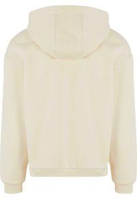 Crème-kleurige hoodie met een ontspannen pasvorm, voorzien van ribgebreide manchetten en zoom, een gladde textuur en subtiele stikdetails op de capuchon.