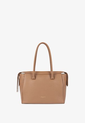 Sac fourre-tout en cuir fauve avec deux poignées supérieures, fermeture éclair et logo discrètement embossé. Surface texturée avec une forme structurée.