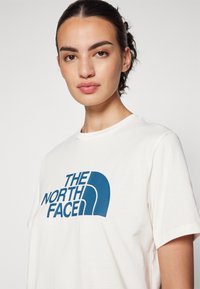 The North Face RELAXED EASY TEE - Apdrukāts T-krekls - white dune/midnight petrol