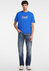 Guess Jeans TEE - Camiseta estampada - blau