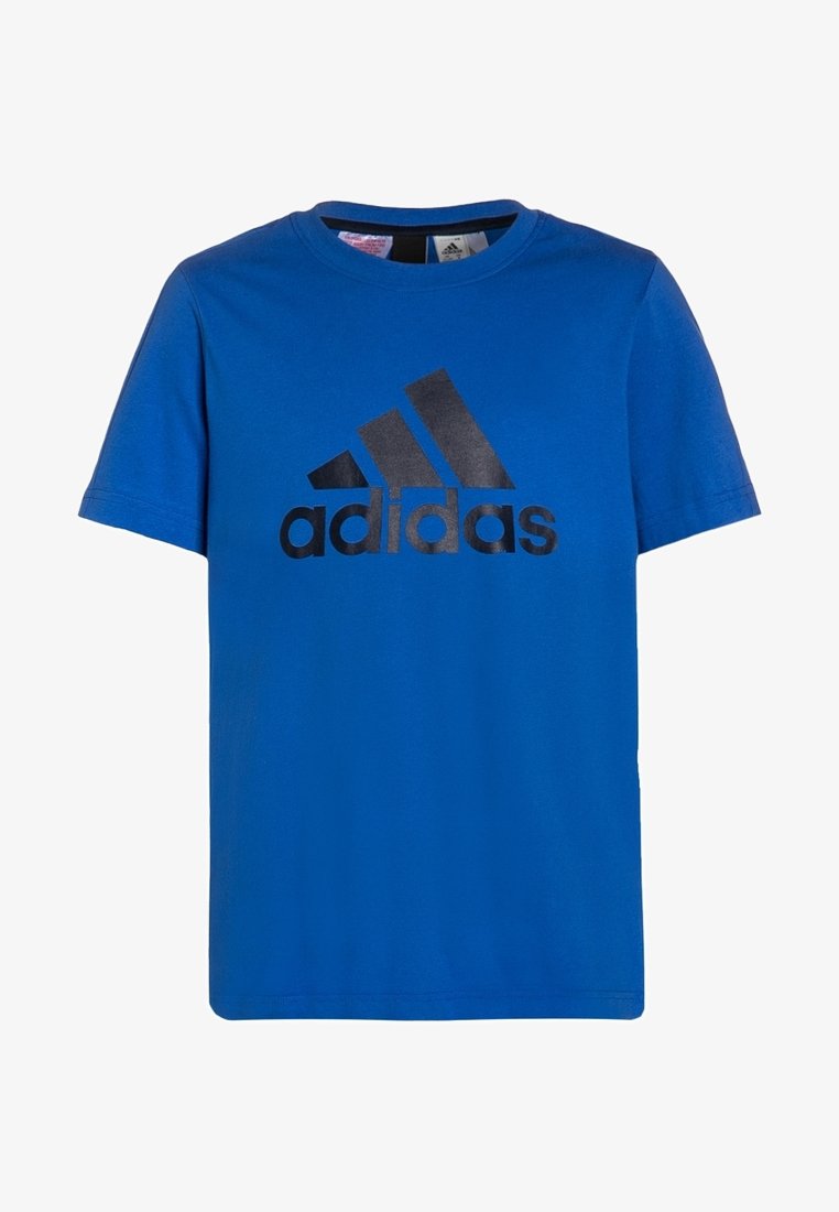 Niebieski bawełniany t-shirt z czarnym logo Adidas na klatce piersiowej. Krótkie rękawy i okrągły dekolt. Gładka faktura i regularny krój.