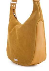 Senfgelbe Handtasche mit einem weichen Wildlederkörper und einem strukturierten Lederboden, mit einem Reißverschlussverschluss und einem Schultergurt. Silberne Hardware-Akzente.