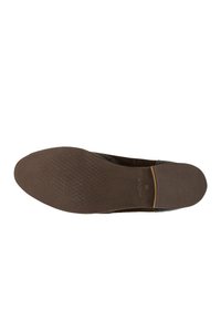 Bruine suède platte schoen met een gestructureerde rubberen zool, voorzien van een laag uitgesneden ontwerp en minimale hardware, geschikt voor casual gebruik.