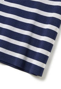 Tessuto in cotone a strisce blu navy e bianche, con strisce orizzontali di larghezze variabili, caratterizzato da una consistenza morbida e una finitura liscia.
