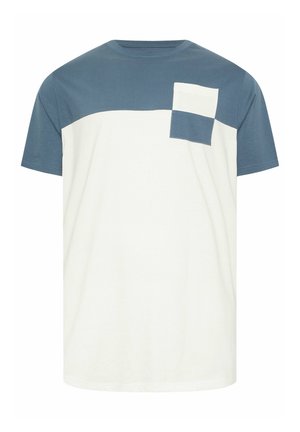 T-shirt avec partie supérieure et manches bleues, partie inférieure blanche et une petite poche poitrine rectangulaire bicolore bleue et blanche sur le côté gauche.