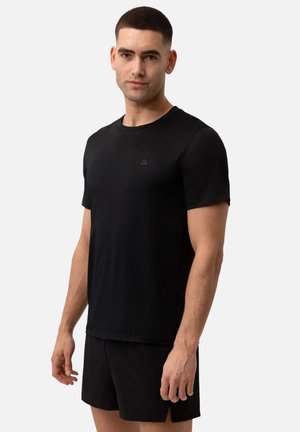 Zwarte korte mouwen sport t-shirt, gemaakt van gladde stof, met een ronde hals en een klein logo op de borst, gecombineerd met zwarte shorts.