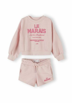 Dziecięca jasnoróżowa bluza oraz pasujące spodenki z napisem "Le Marais" w ciemniejszym różowym kolorze na obu elementach.