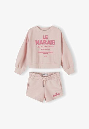Dziecięca jasnoróżowa bluza oraz pasujące spodenki z napisem "Le Marais" w ciemniejszym różowym kolorze na obu elementach.