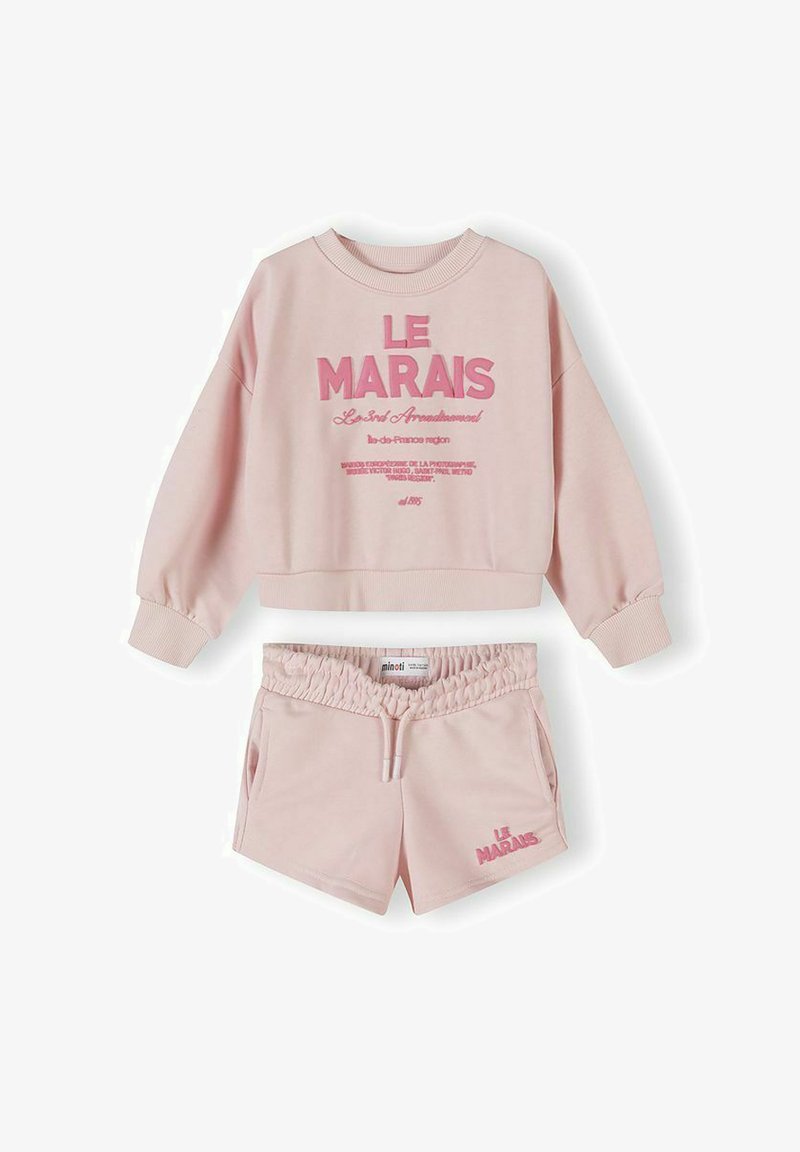 Sweatshirt rose clair pour enfants et short assorti avec l'inscription "Le Marais" en rose plus foncé sur les deux pièces.