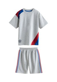 Ensemble de sport gris comprenant un t-shirt à manches courtes avec des accents diagonaux rouges et bleus, et un short assorti avec des bandes latérales rouges et bleues.