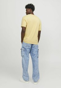 Jack & Jones JORVESTERBRO CREW NECK - Trükipildiga T-särk - italian straw