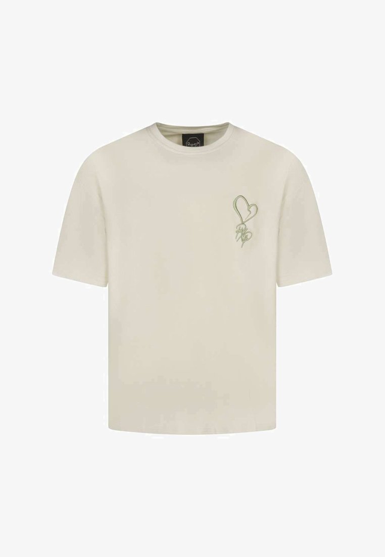 Camiseta de algodón color crema con mangas cortas, que presenta un gráfico de corazón verde y un logo en el lado izquierdo. Corte regular.