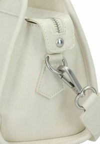 Borsa a tracolla in pelle bianca con ferramenta argentata, dotata di chiusura con zip, tracolla rimovibile e dettagli cuciti sul corpo e sulla tracolla.