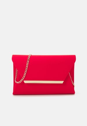 Rode enveloppe clutch met gouden kettingriem en horizontale gouden staaf detail op de voorklep tegen een effen achtergrond.