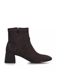 Stivali ankle in suede marrone con punta affusolata e tacco a blocco di altezza media. Presentano cerniere laterali doppie e dettagli di cucitura a contrasto.