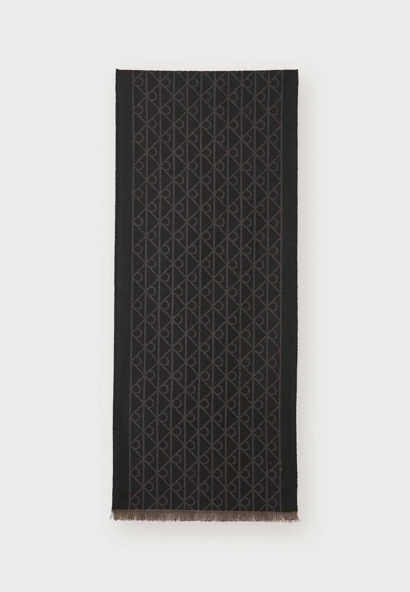 Schwarz gewobener Schal mit einem geometrischen Muster in Dunkelbraun. Fransen an den Kanten und glatte Textur. Rechteckige Form, geeignet für verschiedene Stile.