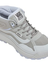 Lys grå Vans sneakers med en høj-top design, teksturerede overlays, mesh-detaljer og grå snørebånd. Har en polstret krave og logo.