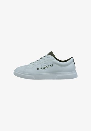 Witte lage sneaker met vetersluiting, "bugatti"-logo aan de zijkant en dikke witte zool, gezien vanuit het zijprofiel van de buitenkant.