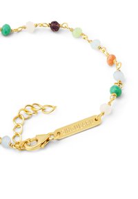 Bracciale placcato in oro con perle rotonde multicolori in varie tonalità, dotato di un gancio prominente e di un etichetta incisa con la scritta "SINGULARU."