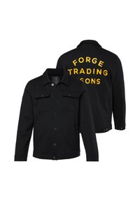 Zwarte jas met twee voorzakken, knoopsluiting en een achterafbeelding met de tekst "FORGE TRADING SONS" in gele letters.