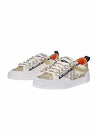 Sneakers bianchi con punta glitter dorato, pannello laterale con stampa animale, lacci neri e decorazioni argentate sulla parte superiore.